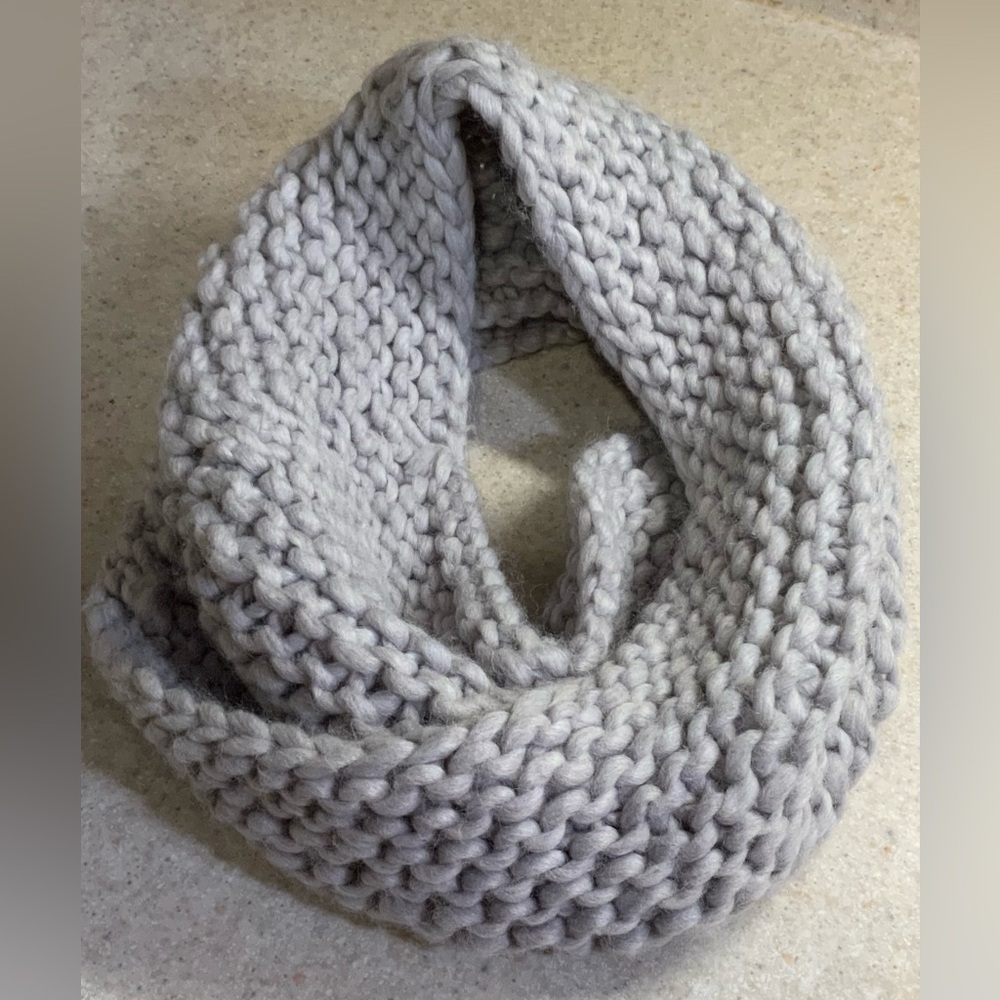 🌸🌸American Eagle Outfitters Soft Gray Knit Scarf